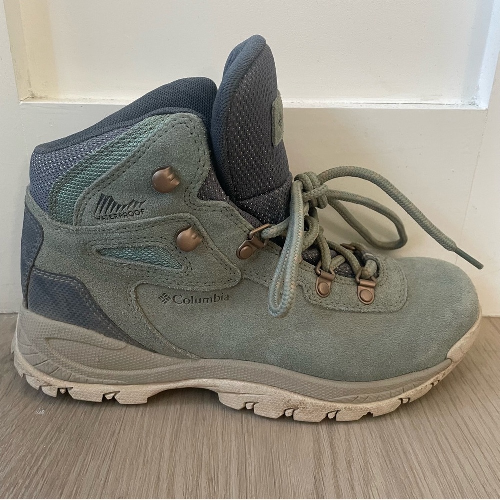 Columbia Woman Size 7 Boots Hiking Newton Ridge Plus Waterproof Outdoors Sage